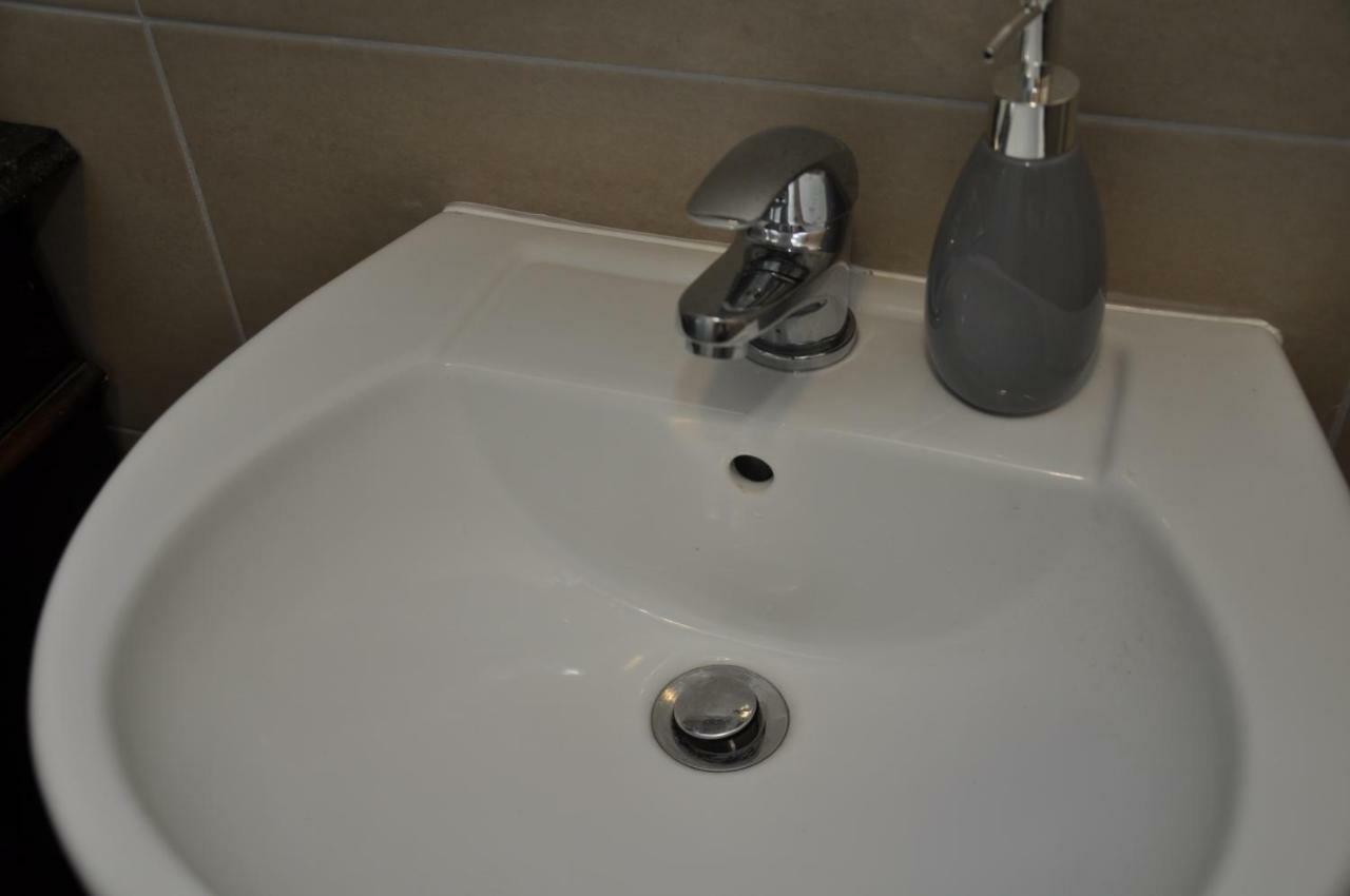 אומאג Apartmani Anna מראה חיצוני תמונה