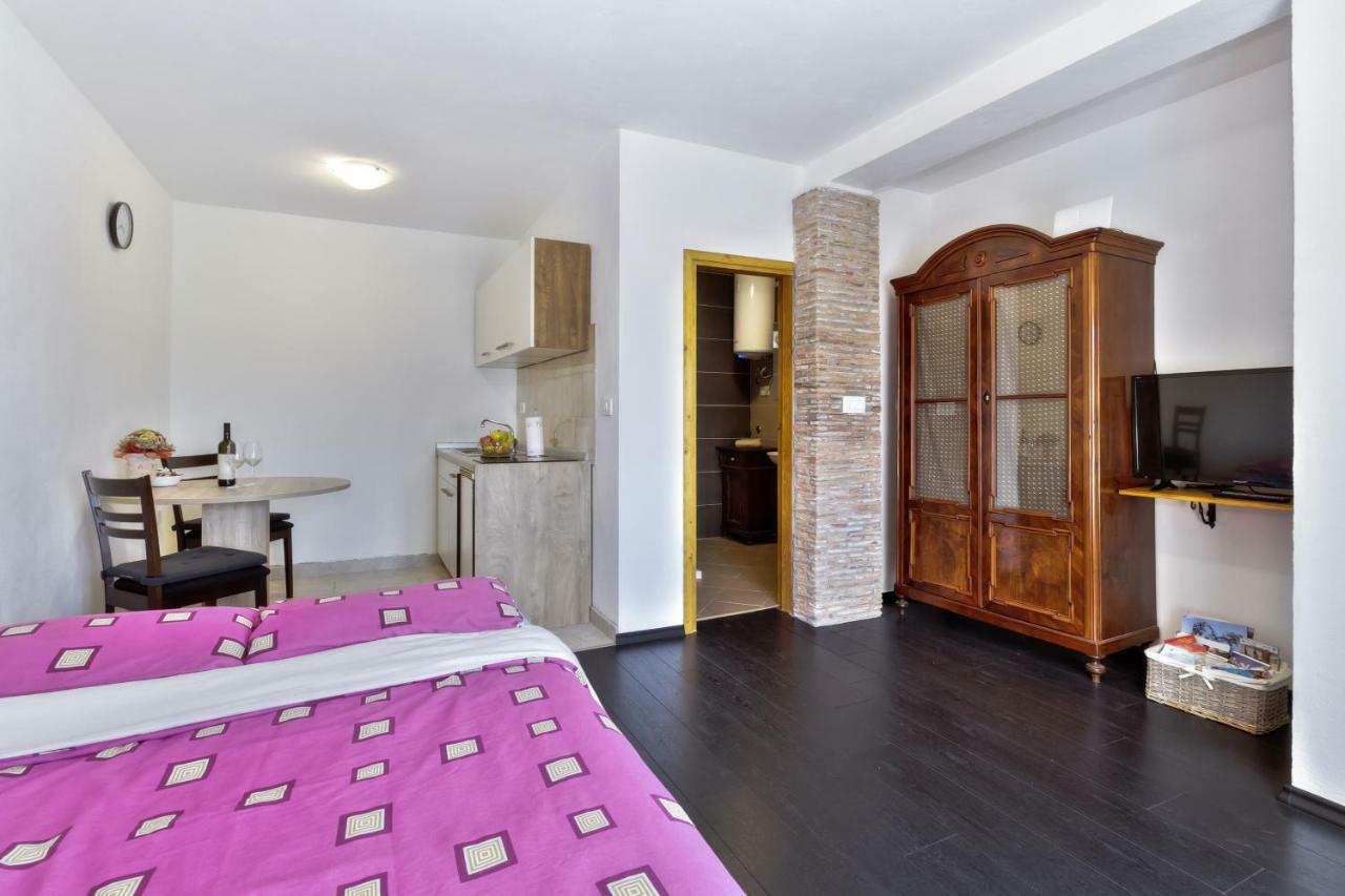 אומאג Apartmani Anna מראה חיצוני תמונה